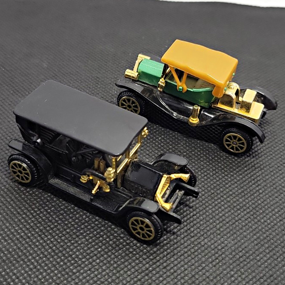 Lot of 2 Diecast Model Cars No. 303 & 304 Black/Gold Green/Gold Tan Roof